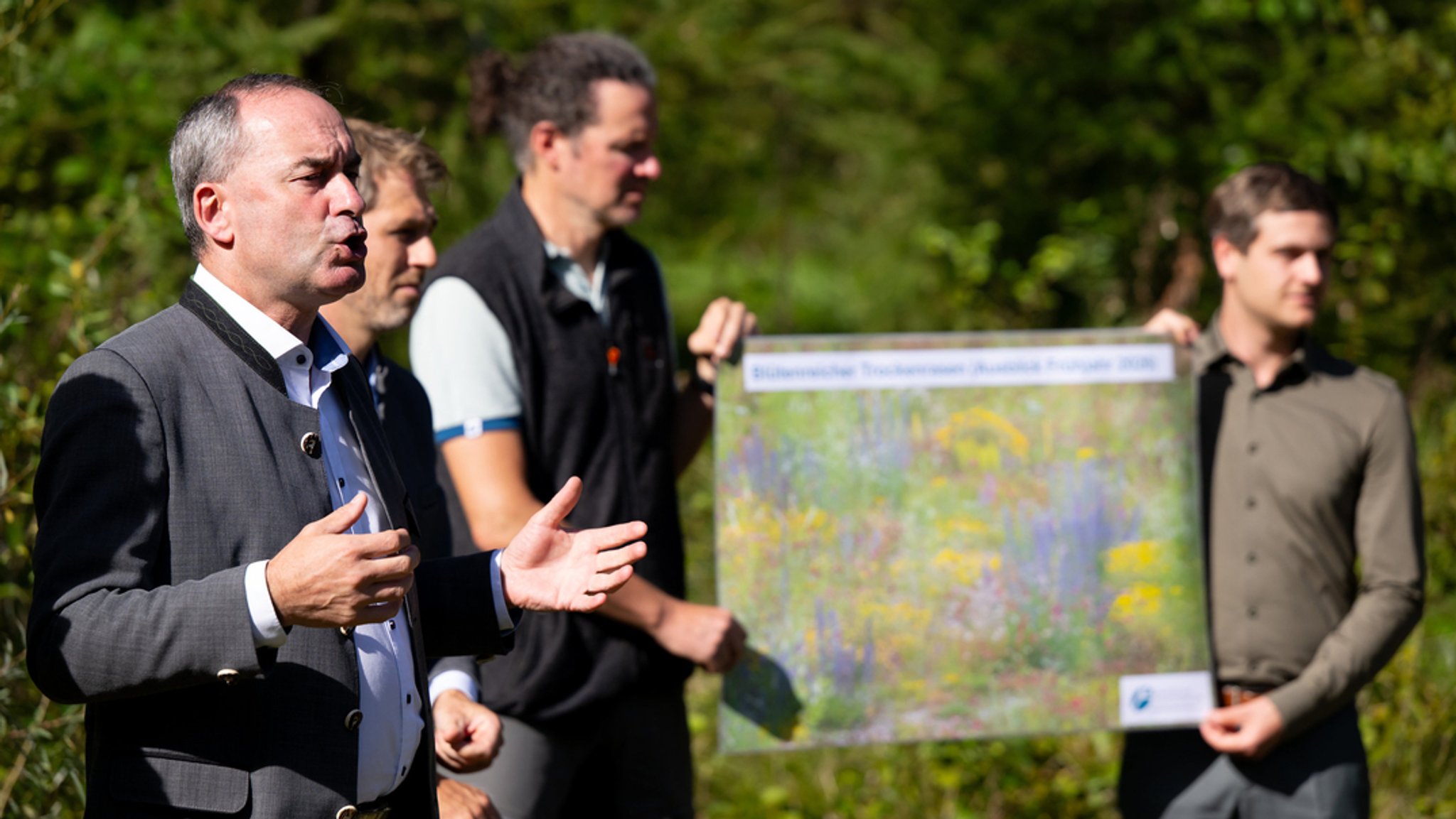 Energieminister Aiwanger trägt seine Pläne für mehr Artenvielfalt an Windrädern vor. | Bild: dpa-Bildfunk/Sven Hoppe Energieminister Aiwanger trägt seine Pläne für mehr Artenvielfalt an Windrädern vor.
