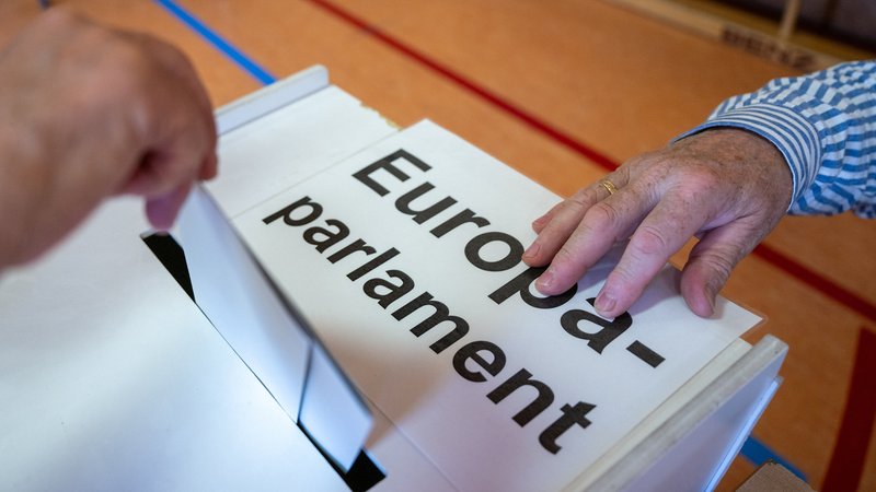 Bei der Europawahl wird ein Stimmzettel in die Urne geworfen. Auch in Schwaben haben 63,6 Pozent der Wählerinnen und Wähler abgestimmt. | Bild: Monika Skolimowska/dpa Bei der Europawahl wird ein Stimmzettel in die Urne geworfen. Auch in Schwaben haben 63,6 Pozent der Wählerinnen und Wähler abgestimmt.