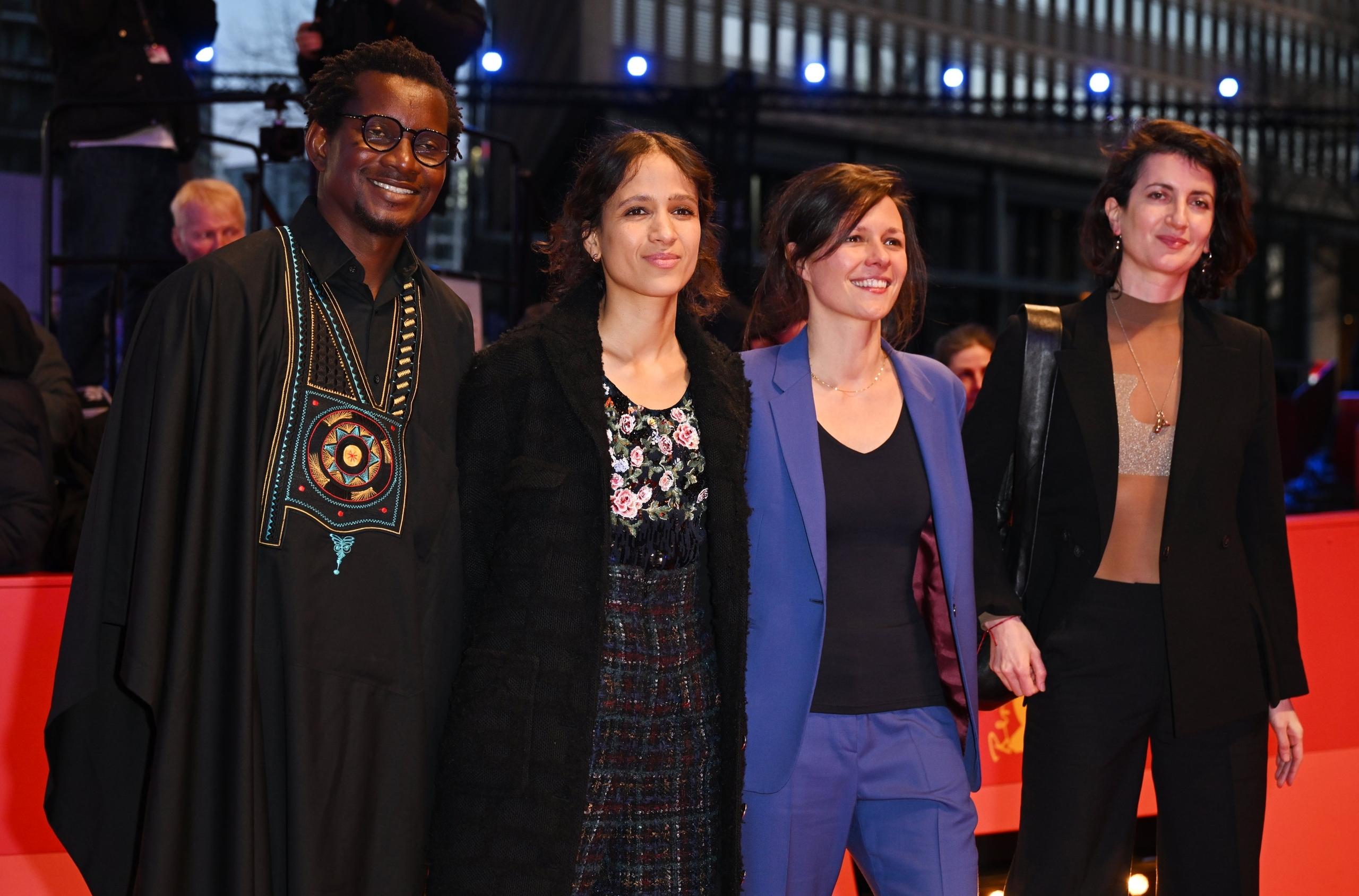 24.02.2024, Berlin: Protagonist Gildas Adannou, Regisseurin und Produzentin Mati Diop, und die Produzentinnen Eve Robin und Judith Lou Lévy des Films "Dahomey" gehen über den Roten Teppich zur Preisverleihung bei der Abschlussgala im Berlinale Palast. Die 74. Internationalen Filmfestspiele Berlin finden vom 15. bis 25.02.2024 statt. (zu dpa: «Goldener Bär der Berlinale geht an Raubkunst-Doku «Dahomey»») Foto: Britta Pedersen/dpa +++ dpa-Bildfunk +++