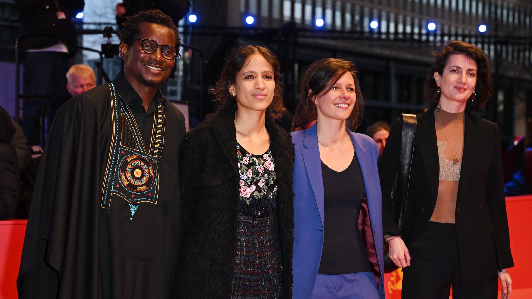 24.02.2024, Berlin: Protagonist Gildas Adannou, Regisseurin und Produzentin Mati Diop, und die Produzentinnen Eve Robin und Judith Lou Lévy des Films "Dahomey" gehen über den Roten Teppich zur Preisverleihung bei der Abschlussgala im Berlinale Palast. Die 74. Internationalen Filmfestspiele Berlin finden vom 15. bis 25.02.2024 statt. (zu dpa: «Goldener Bär der Berlinale geht an Raubkunst-Doku «Dahomey»») Foto: Britta Pedersen/dpa +++ dpa-Bildfunk +++