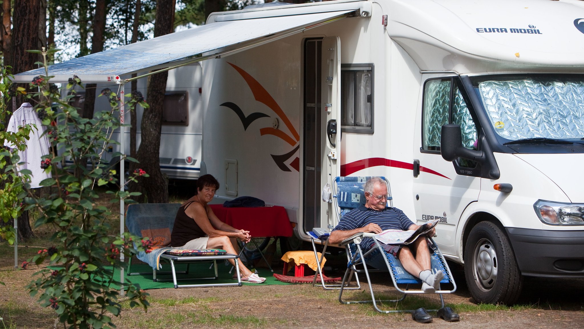 Urlauber auf einem Campingplatz in Südbrandenburg.