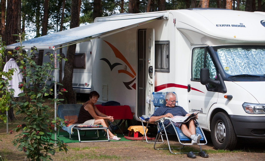 Urlauber auf einem Campingplatz in Südbrandenburg.