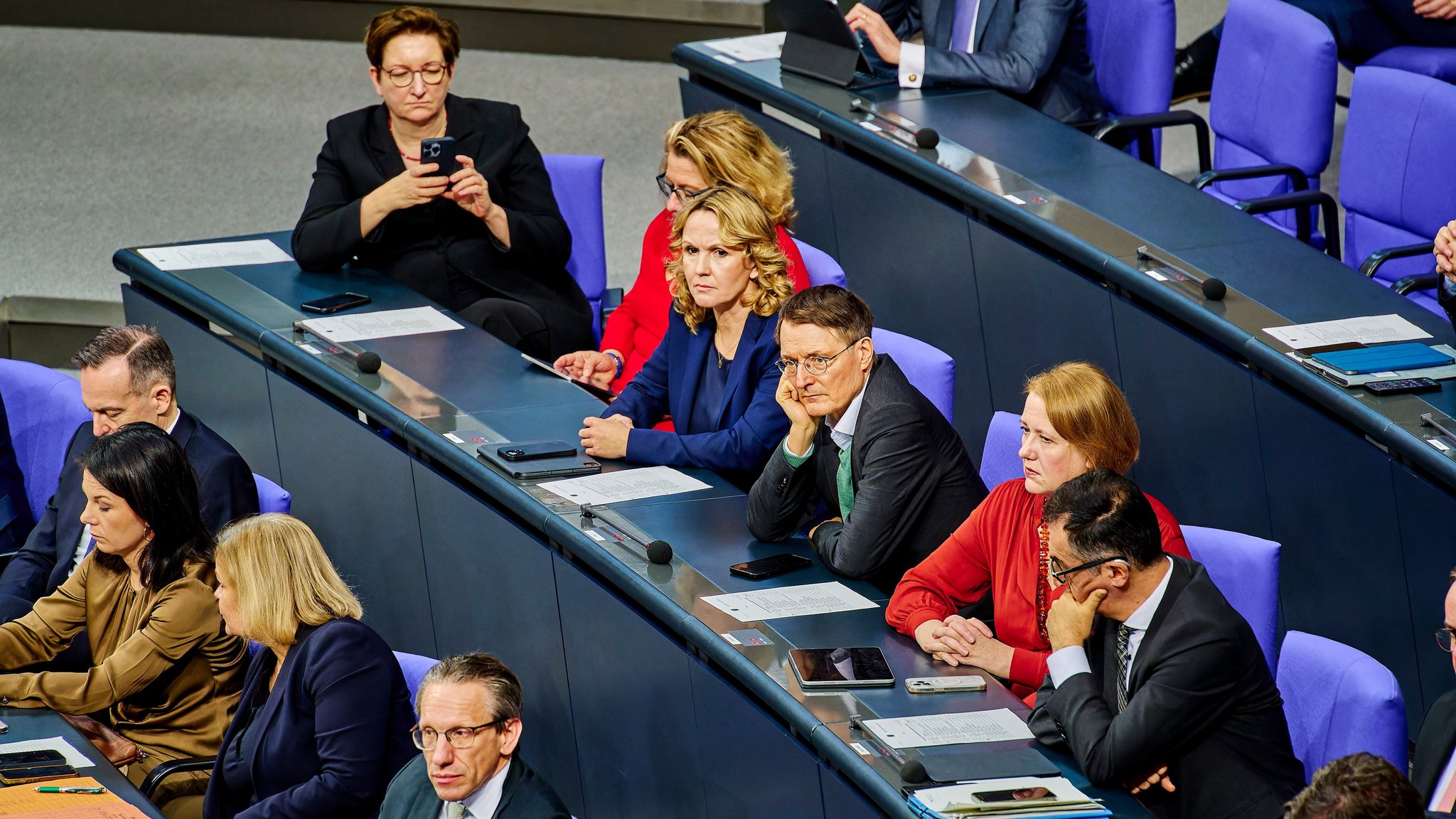 Bundesumweltministerin Steffi Lemke (Die Grünen) zusammen mit anderen Mitgliedern der Bundesregierung am 16.12. im Bundestag.