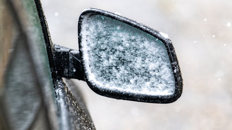 Schnee haftet am Außenspiegel eines Autos. | Bild: dpa/pa/Armin Weigel Schnee haftet am Außenspiegel eines Autos.