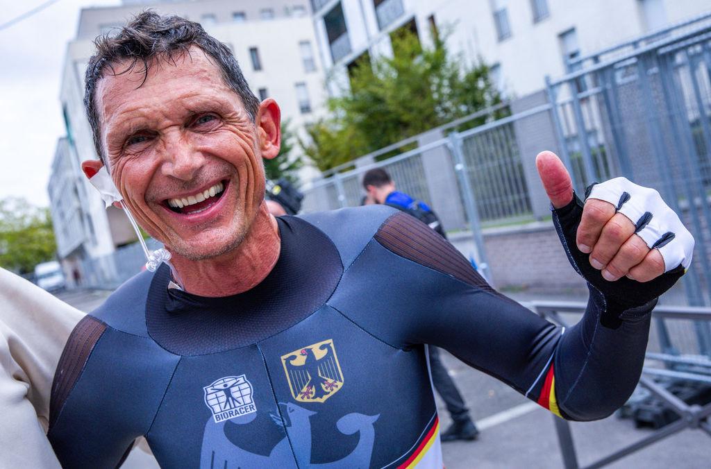 04.09.2024, Frankreich, Paris: Paralympics, Paris 2024, Straßenradsport, Einzelzeitfahren, C1, Männer, Clichy-sous-bois, Michael Teuber vom deutschen Para-Team feiert seine Silbermedaille im Einzelzeitfahren. Foto: Jens Büttner/dpa +++ dpa-Bildfunk +++