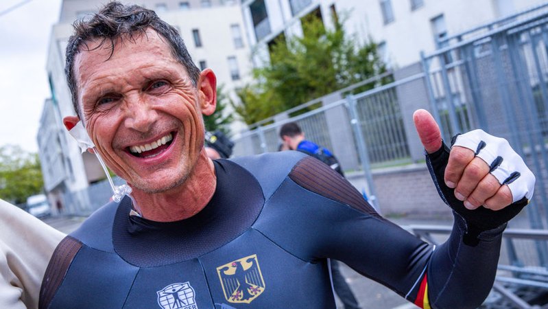 04.09.2024, Frankreich, Paris: Paralympics, Paris 2024, Straßenradsport, Einzelzeitfahren, C1, Männer, Clichy-sous-bois, Michael Teuber vom deutschen Para-Team feiert seine Silbermedaille im Einzelzeitfahren. Foto: Jens Büttner/dpa +++ dpa-Bildfunk +++ | Bild: dpa-Bildfunk/Jens Büttner 04.09.2024, Frankreich, Paris: Paralympics, Paris 2024, Straßenradsport, Einzelzeitfahren, C1, Männer, Clichy-sous-bois, Michael Teuber vom deutschen Para-Team feiert seine Silbermedaille im Einzelzeitfahren. Foto: Jens Büttner/dpa +++ dpa-Bildfunk +++