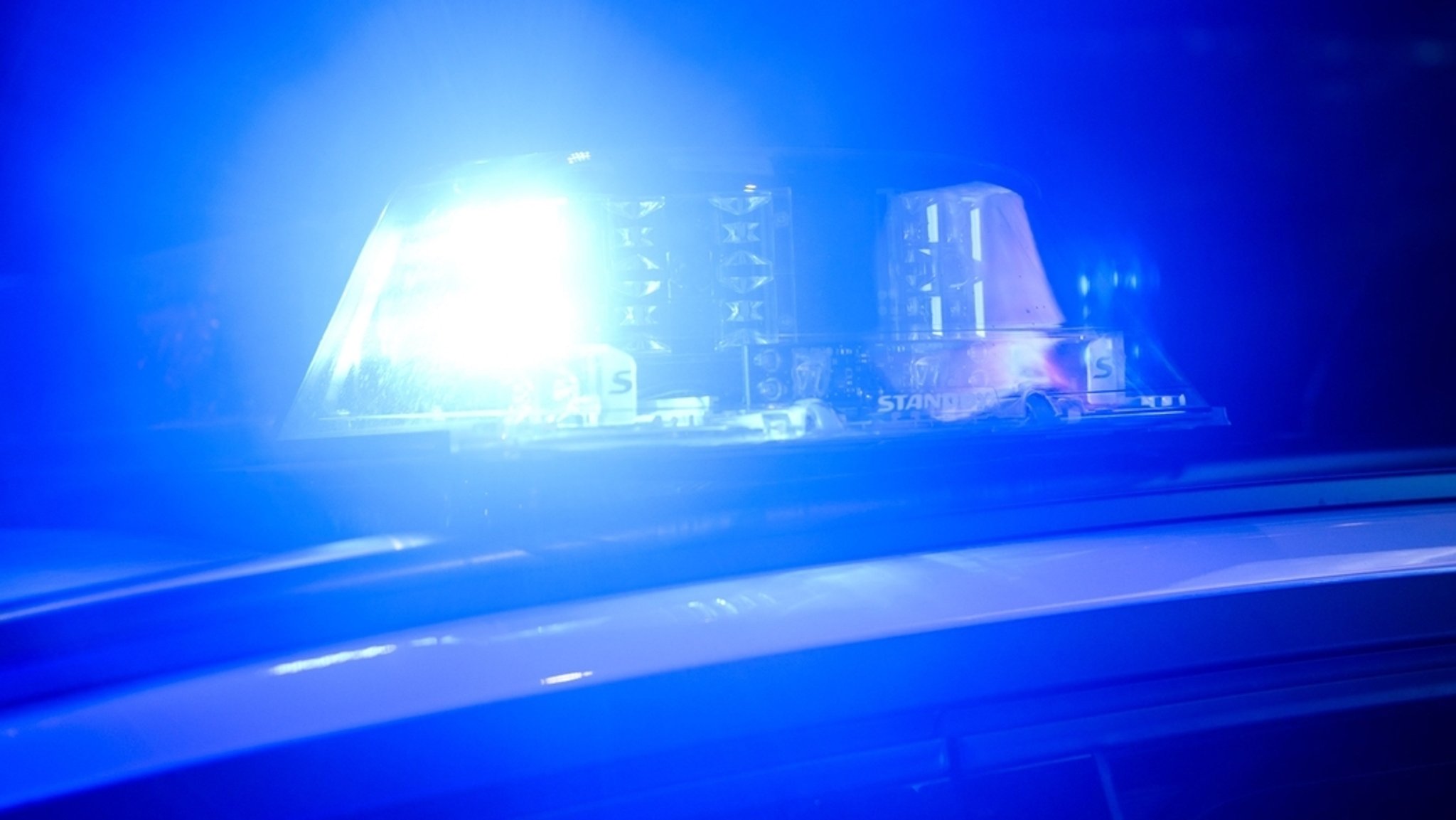 Ein Schuss aus einer Schreckschusspistole hat am frühen Mittwochabend einen Großeinsatz der Polizei in Wolfratshausen ausgelöst. Rund 25 Streifen rückten zu einem Supermarkt nahe des S-Bahnhofs aus. Verletzt wurde niemand. | Bild: dpa-Bildfunk/Julian Stratenschulte Ein Schuss aus einer Schreckschusspistole hat am frühen Mittwochabend einen Großeinsatz der Polizei in Wolfratshausen ausgelöst. Rund 25 Streifen rückten zu einem Supermarkt nahe des S-Bahnhofs aus. Verletzt wurde niemand.