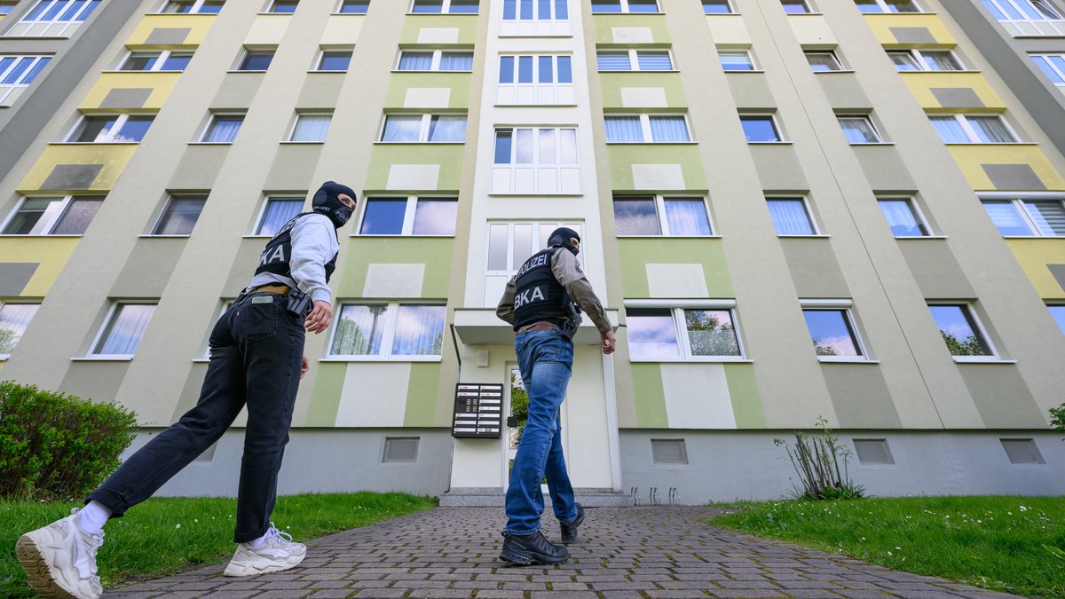 BKA-Durchsuchung (Symbolbild): Polizisten vom Bundeskriminalamt (BKA) gehen zu einer Durchsuchung in ein Mehrfamilienhaus. 