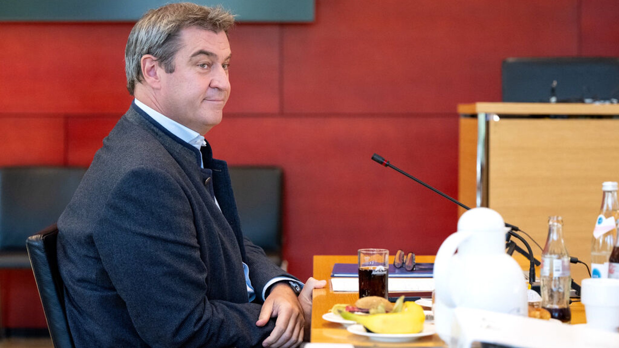 26.05.2023, Bayern, München: Markus Söder (CSU), Ministerpräsident von Bayern, sitzt vor Beginn des Untersuchungsausschuss Zukunftsmuseum im bayerischen Landtag auf seinem Platz, vor ihm liegen Unterlagen, eine Kaffeekanne, eine Semmel sowie eine Banane. Söder muss als Zeuge aussagen. Der von den Oppositionsparteien SPD, FDP und Grünen initiierte Untersuchungsausschuss geht der Frage nach, wie die Standortauswahl für das neue Zukunftsmuseum in Nürnberg erfolgte und wie der Mietvertrag zustande kam. Foto: Sven Hoppe/dpa +++ dpa-Bildfunk +++