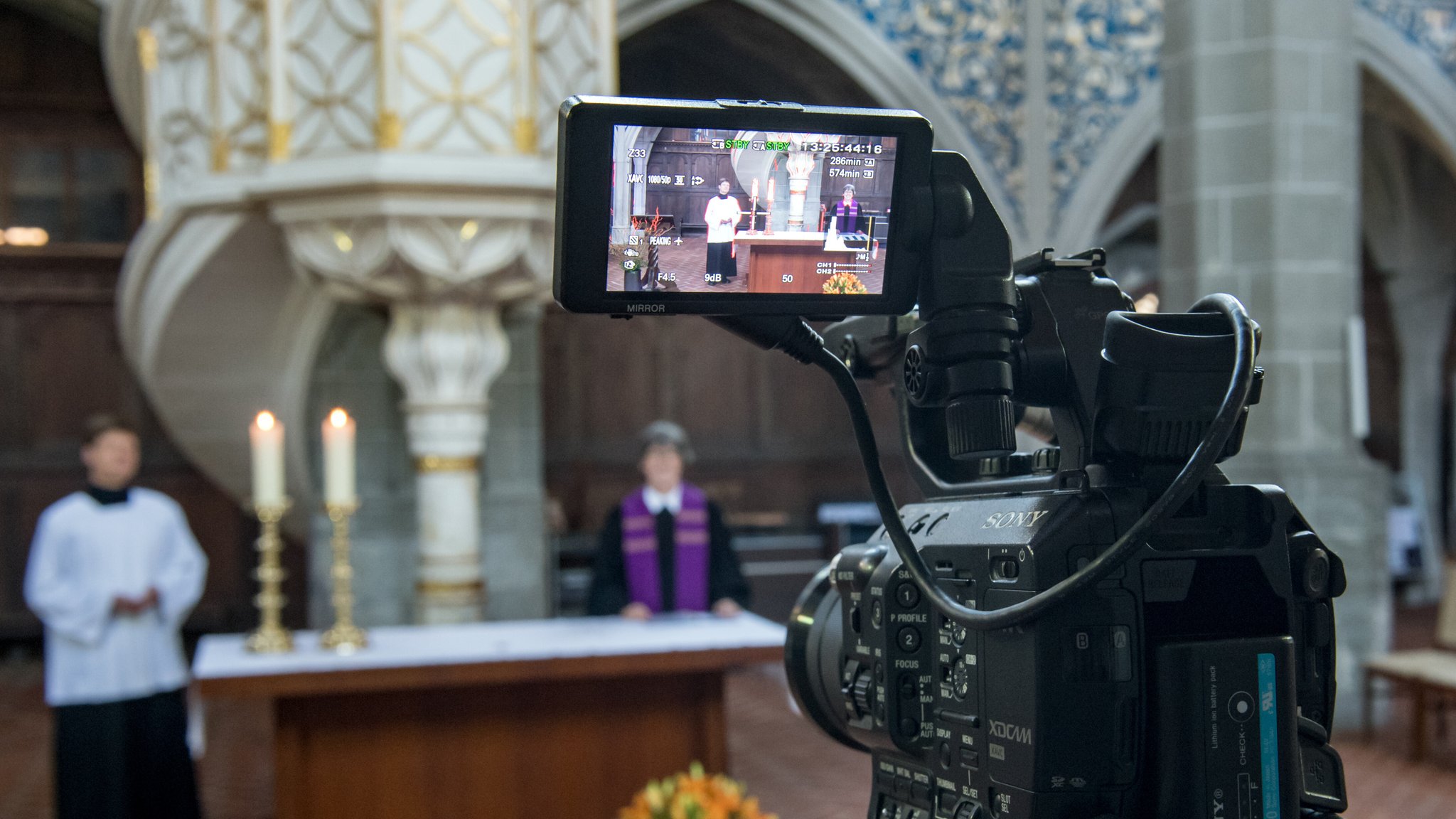 Im Display einer Kamera sieht man einen Gottesdienst