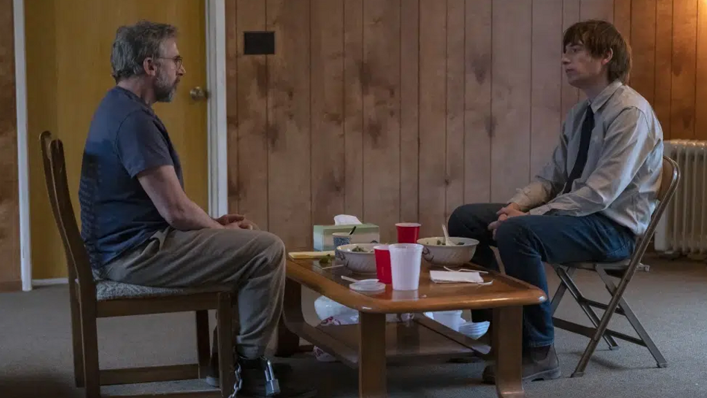 Steve Carell , als Therapeut in Ketten, gegenüber als Serienmörder Domhnall Gleeson
