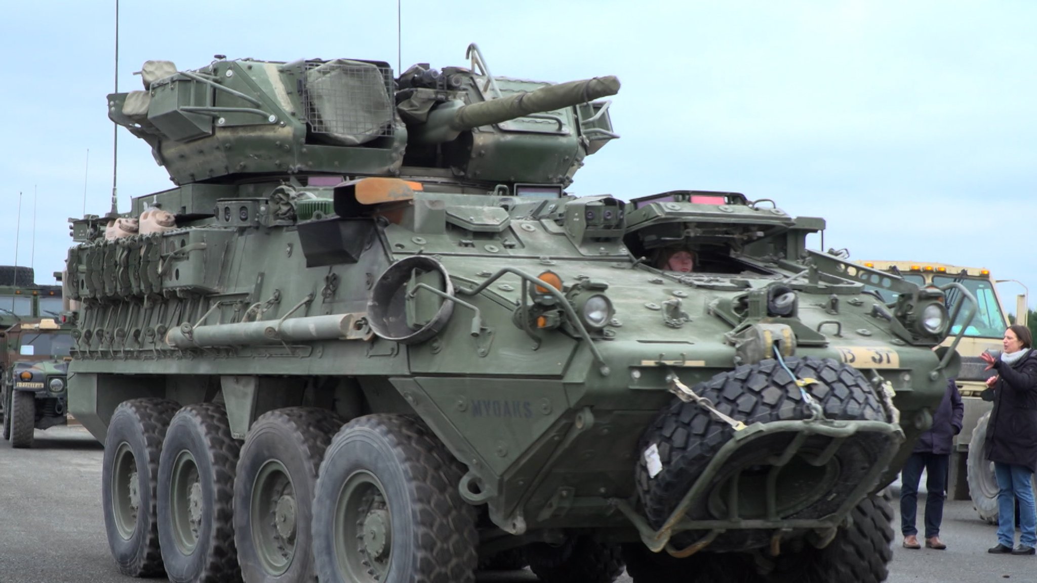 In den Rose Barracks in Vilseck werden Stryker Radpanzer verladen.