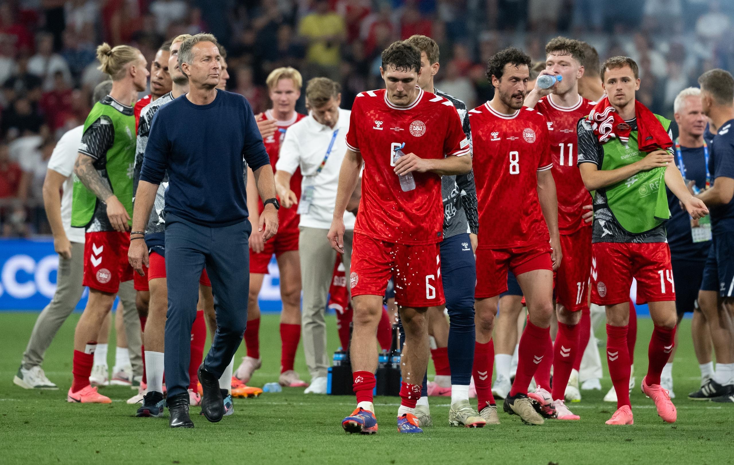 Dänemarks Trainer Kasper Hjulmand mit seinen Spielern nach dem 0:0 gegen Serbien