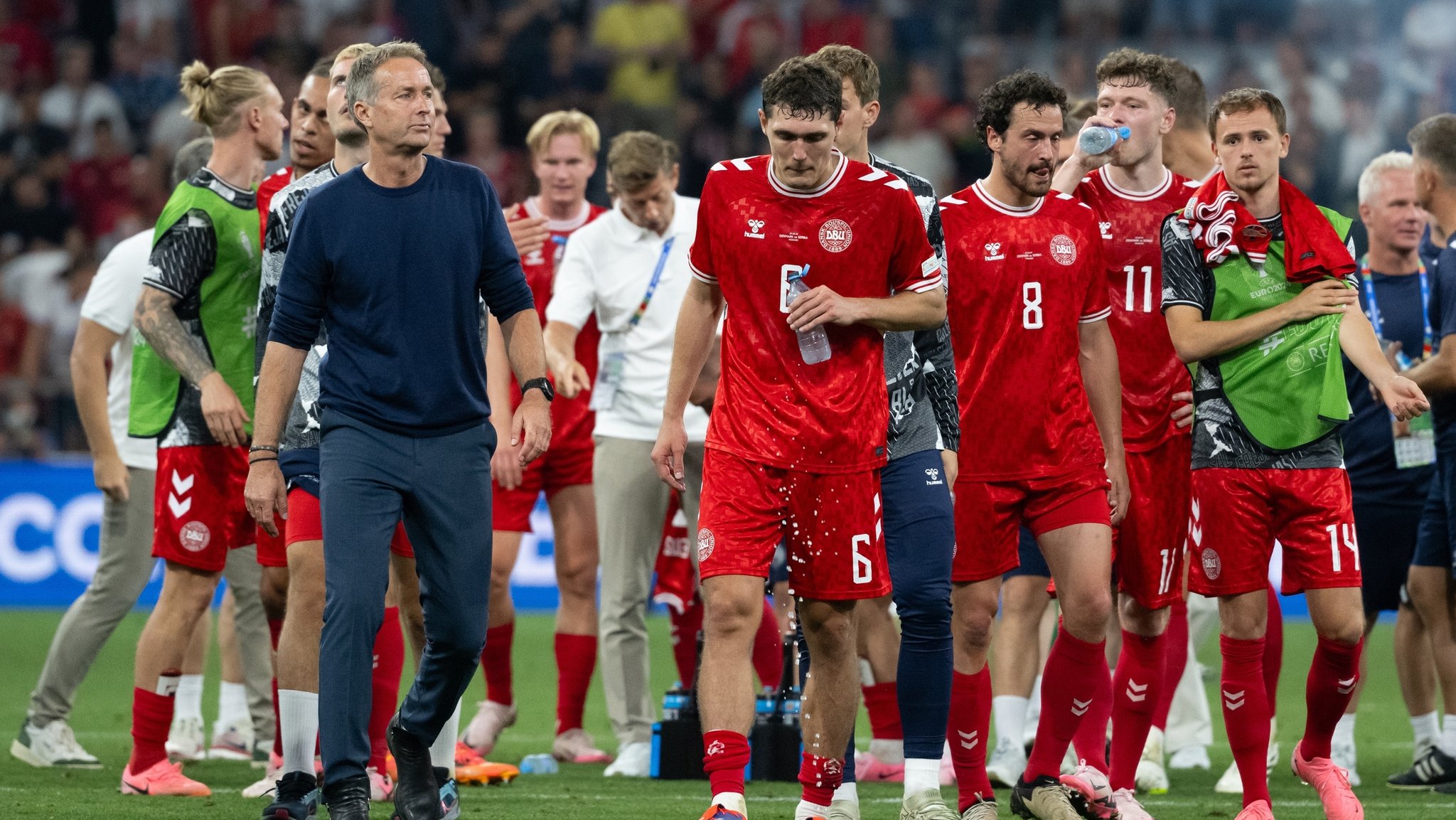 Dänemarks Trainer Kasper Hjulmand mit seinen Spielern nach dem 0:0 gegen Serbien