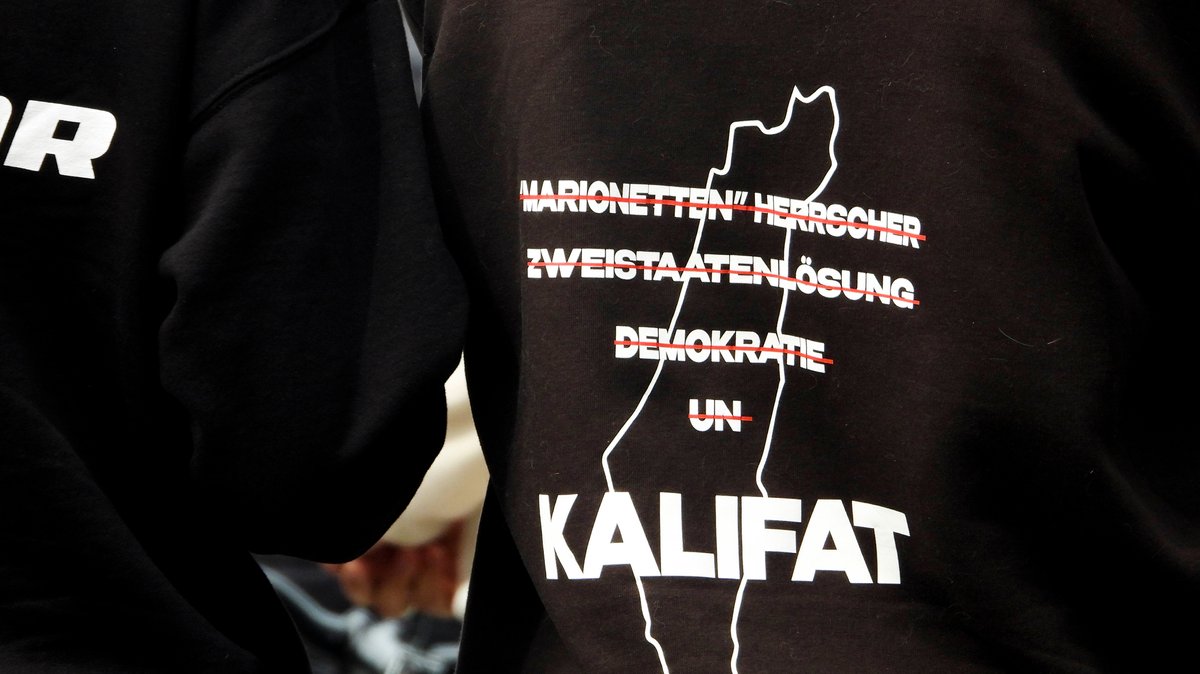 Demonstranten traten für Kalifat ein bei der Muslimaktiv Demonstration am Hamburger Steindamm am 27.04.2024 Der Protest richtet sich gegen die angeblich negative Berichterstattung.