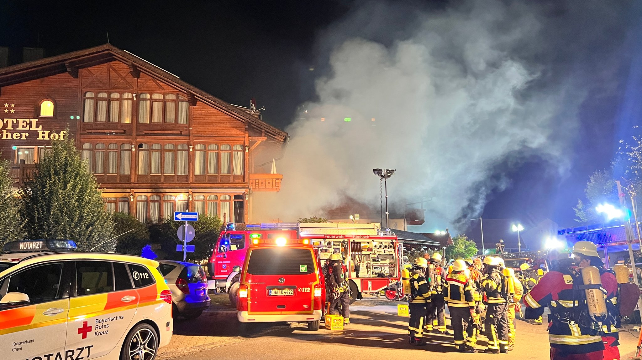 Dichter Rauch steigt über dem Hotel auf. 