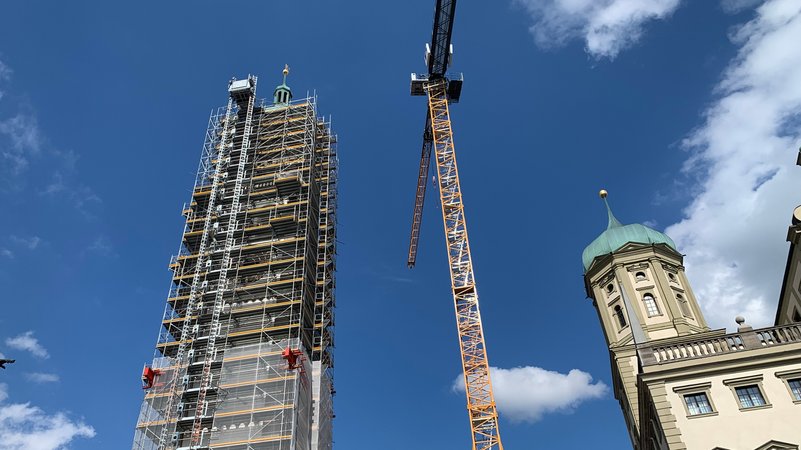 Der Perlachturm neben dem Augsburger Rathaus muss saniert werden. | Bild: Jo Schweizer / BR Der Perlachturm neben dem Augsburger Rathaus muss saniert werden.