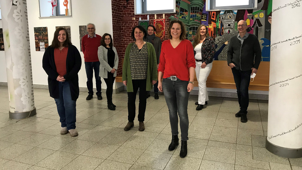 Lehrer der Maria Ward-Schule haben mit einem Musik-Video einen viralen Hit gelandet. Initiatorin Renate Binschek (Dritte von rechts) freut sich über den Erfolg des Musikvideos, bei den Schülerinnen und auch über die positiven Reaktionen auf den sozialen Netzwerken.