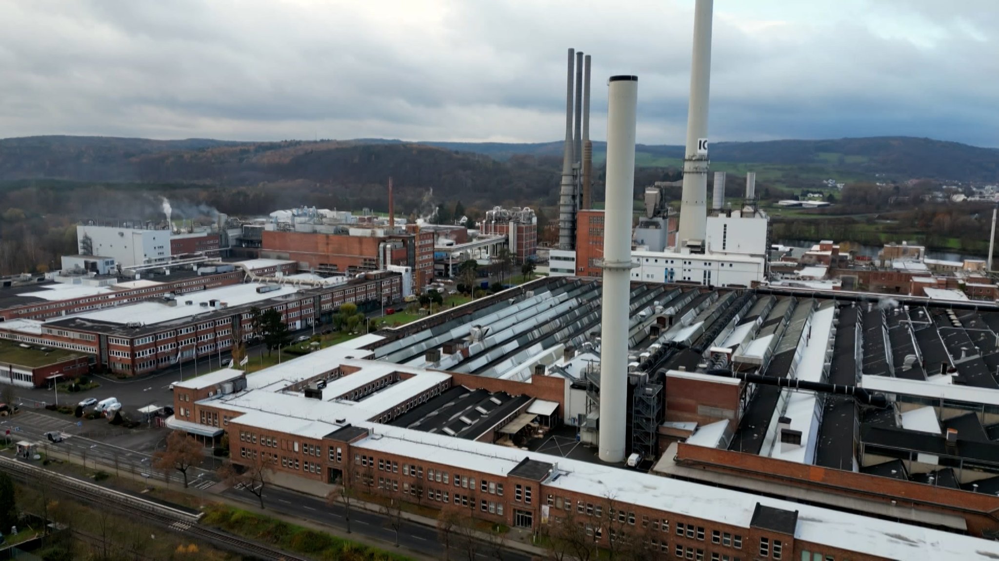 Luftaufnahme des ENKA-Werks in Obernburg aus dem Jahr 2023, aufgenommen mit einer Drohne