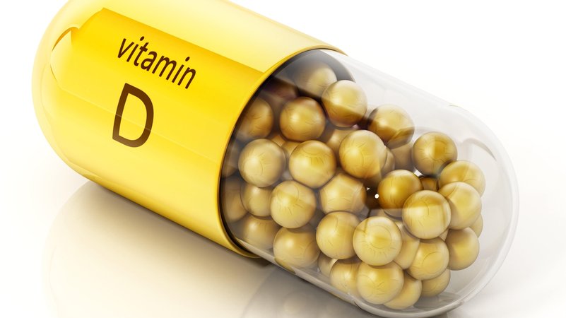 Gelbe Tablette, auf der Vitamin D steht | Bild: picture-alliance/dpa/Zoonar/Cigdem Simsek Gelbe Tablette, auf der Vitamin D steht