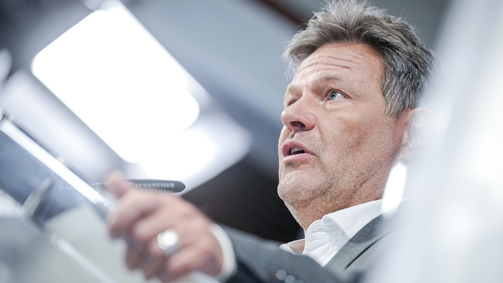 Robert Habeck (Grüne), Bundesminister für Wirtschaft und Klimaschutz | Bild: dpa-Bildfunk/Kay Nietfeld Robert Habeck (Grüne), Bundesminister für Wirtschaft und Klimaschutz