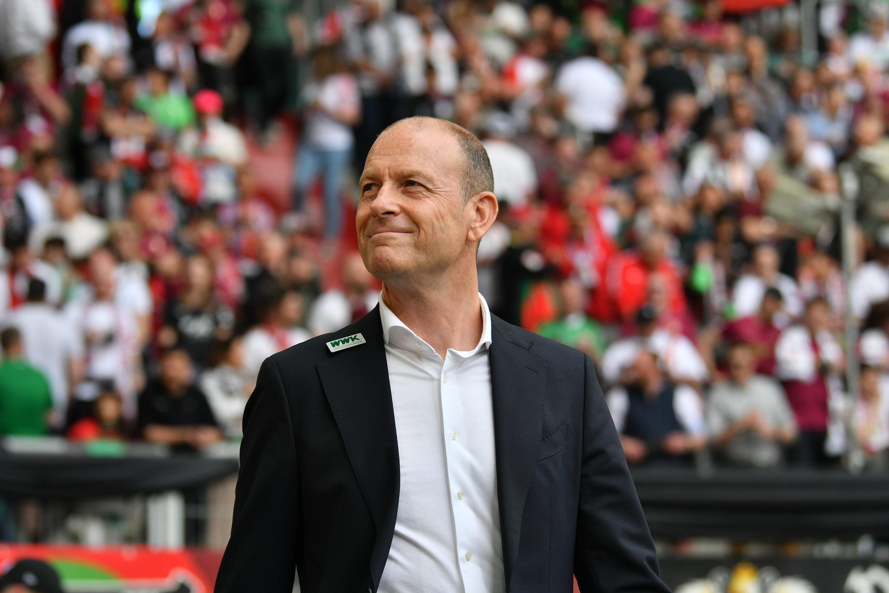 20.04.2025, Bayern, Augsburg: Fußball: Bundesliga, FC Augsburg - Eintracht Frankfurt, 30. Spieltag, WWK Arena. Augsburgs Cheftrainer Jess Thorup steht vor dem Spiel im Innenraum des Stadions. Foto: Jan-Philipp Strobel/dpa - WICHTIGER HINWEIS: Gemäß den Vorgaben der DFL Deutsche Fußball Liga bzw. des DFB Deutscher Fußball-Bund ist es untersagt, in dem Stadion und/oder vom Spiel angefertigte Fotoaufnahmen in Form von Sequenzbildern und/oder videoähnlichen Fotostrecken zu verwerten bzw. verwerten zu lassen. +++ dpa-Bildfunk +++