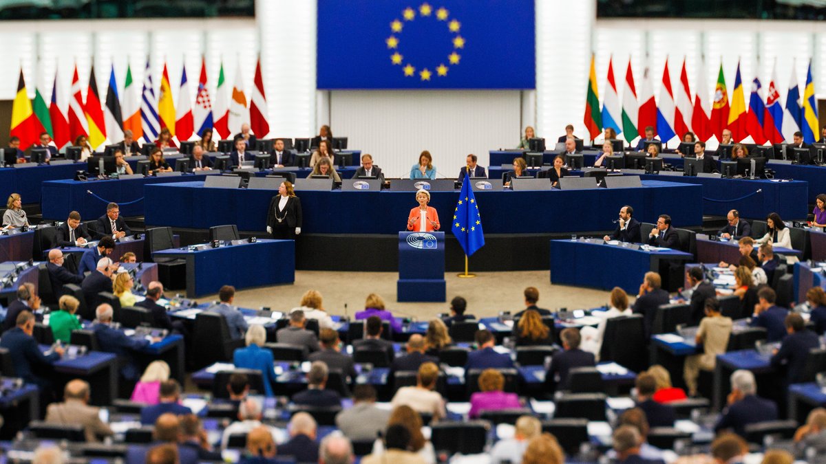 13.09.23: Ursula von der Leyen, Präsidentin der Europäischen Kommission, steht im Gebäude des Europäischen Parlaments und hält eine Rede.