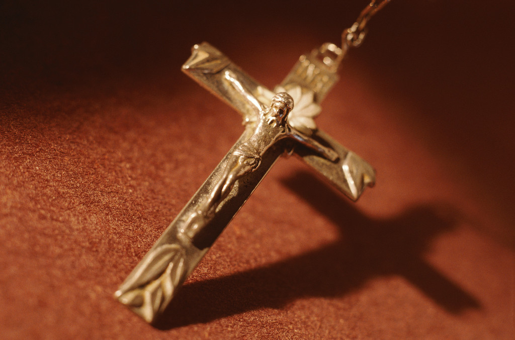 Kreuz an Kette (Symbolbild)