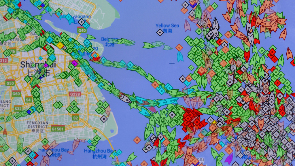 Die App "MarineTraffic" zeigt Frachtschiffe (grün) vor dem Hafen von Shanghai. Der Corona-Lockdown in Shanghai stört die globalen Lieferketten. 