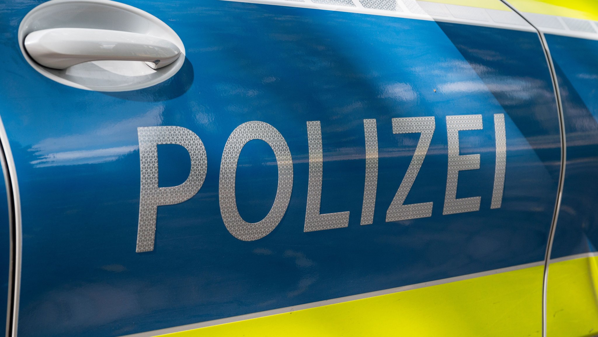 Polizeieinsatzwagen | Bild: dpa-Bildfunk/Daniel Vogl Polizeieinsatzwagen