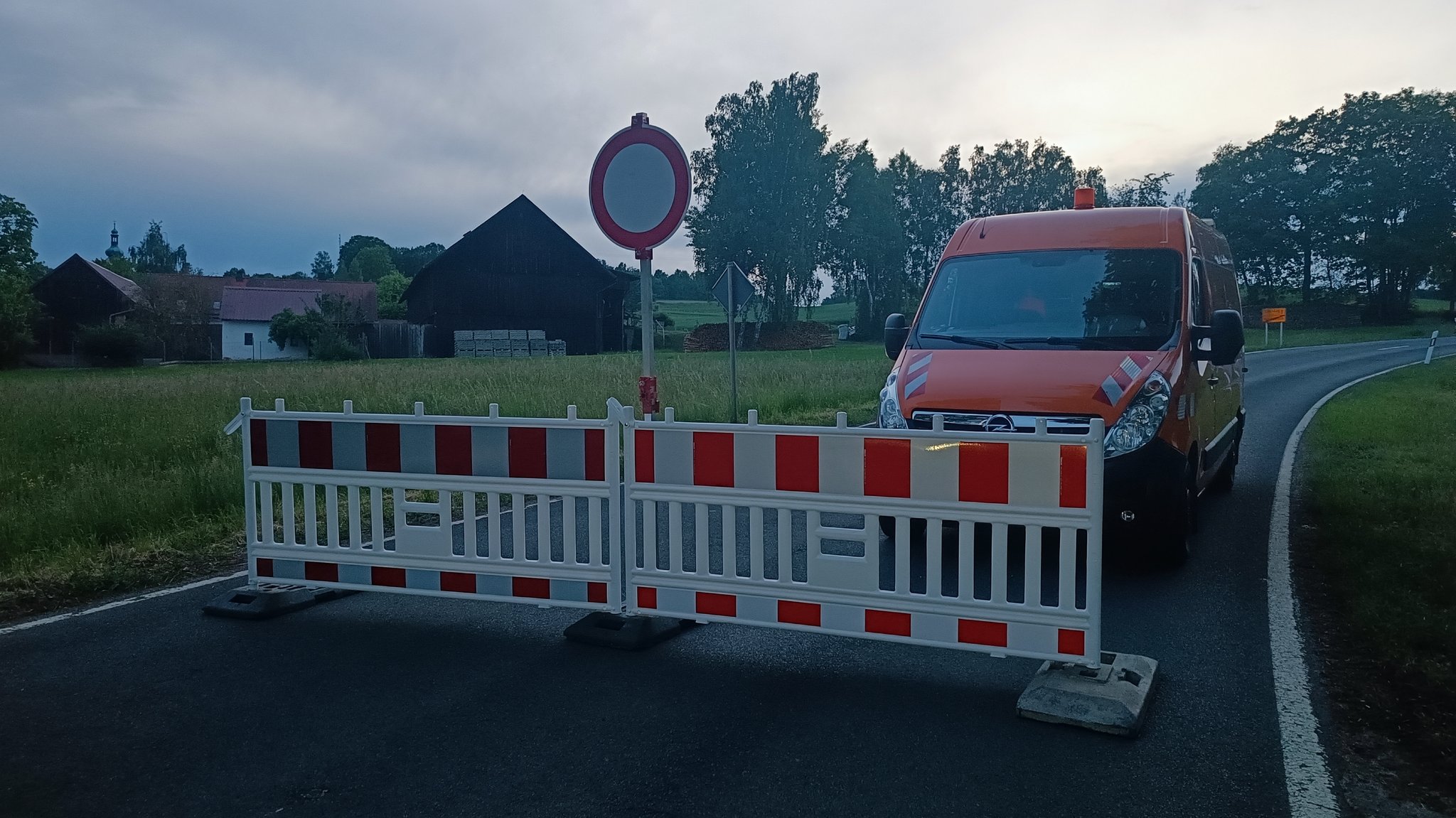 Absperrung bei Schirnding: Im Grenzgebiet haben Bundespolizisten einen 47 Jahre alten Mann erschossen, der zuvor das Feuer eröffnet hatte. | Bild: News5 Absperrung bei Schirnding: Im Grenzgebiet haben Bundespolizisten einen 47 Jahre alten Mann erschossen, der zuvor das Feuer eröffnet hatte.