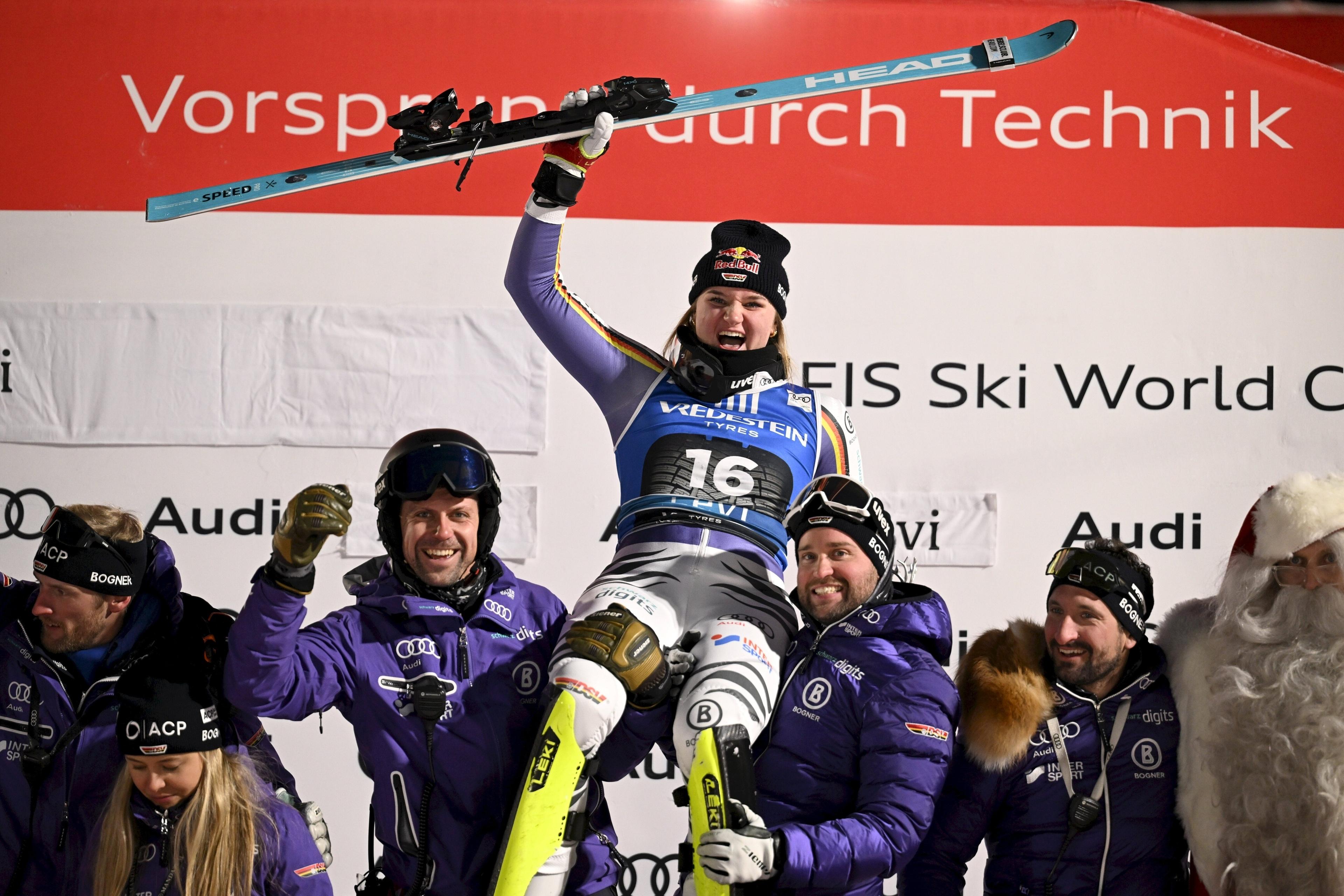 Emma Aicher bejubelt ihren Podestplatz in Levi