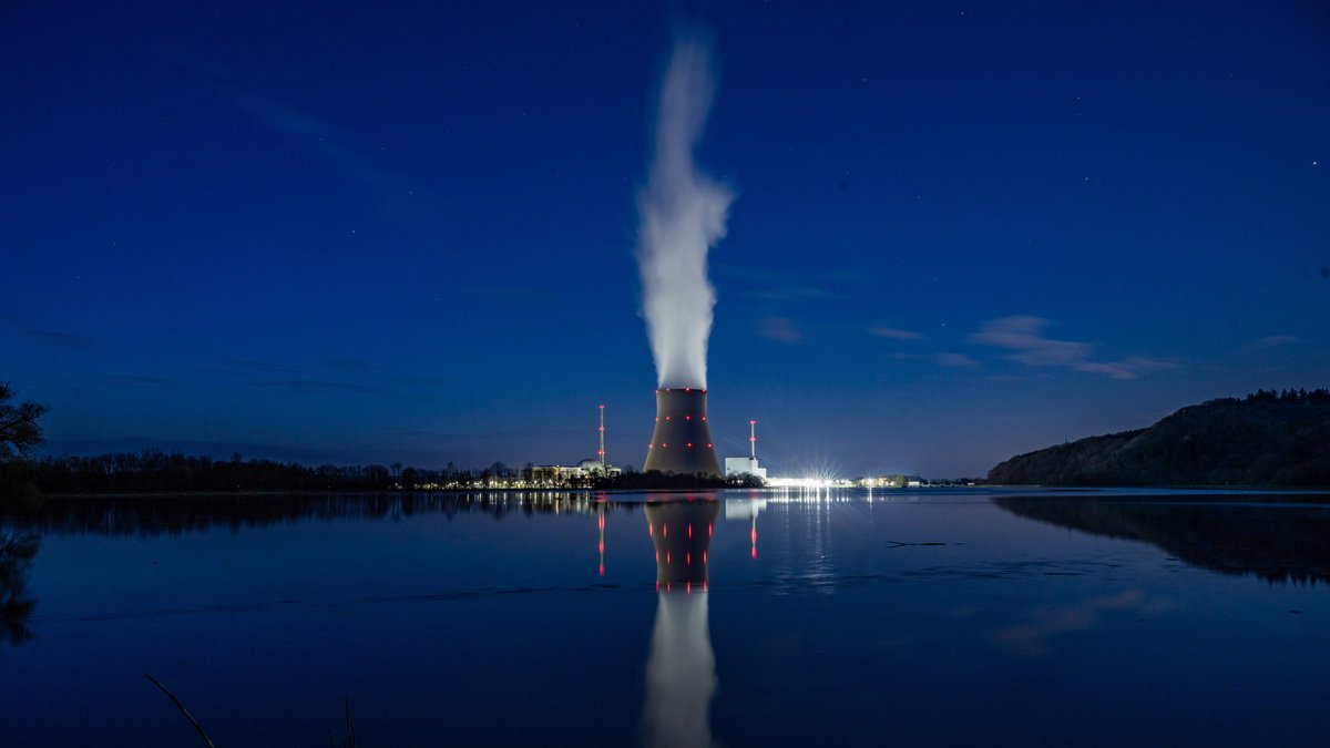 Wasserdampf steigt aus dem Kühlturm des Kernkraftwerks Isar 2