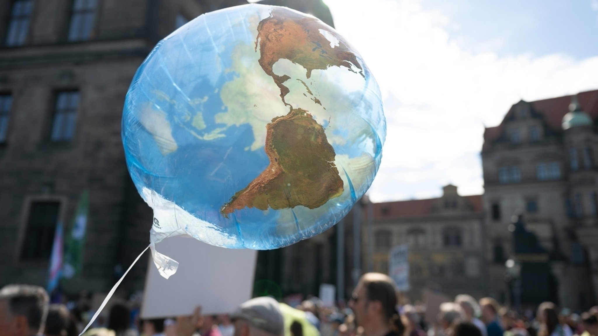 Ballon in Erdform bei einer der Demonstrationen von FFF am Samstag. | Bild: dpa-Bildfunk/Sebastian Kahnert Ballon in Erdform bei einer der Demonstrationen von FFF am Samstag.