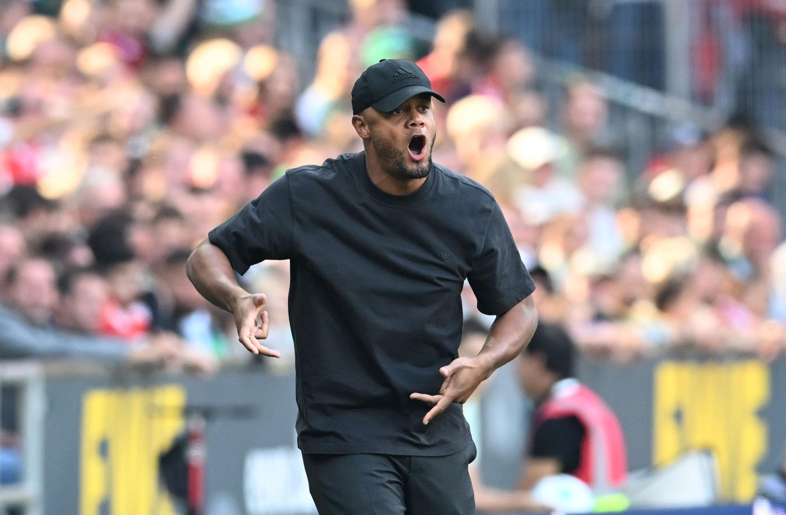 21.09.2024, Bremen: Fußball: Bundesliga, Werder Bremen - Bayern München, 4. Spieltag, wohninvest Weserstadion. Trainer Vincent Kompany von München gestikuliert am Spielfeldrand. Foto: Carmen Jaspersen/dpa - WICHTIGER HINWEIS: Gemäß den Vorgaben der DFL Deutsche Fußball Liga bzw. des DFB Deutscher Fußball-Bund ist es untersagt, in dem Stadion und/oder vom Spiel angefertigte Fotoaufnahmen in Form von Sequenzbildern und/oder videoähnlichen Fotostrecken zu verwerten bzw. verwerten zu lassen. +++ dpa-Bildfunk +++