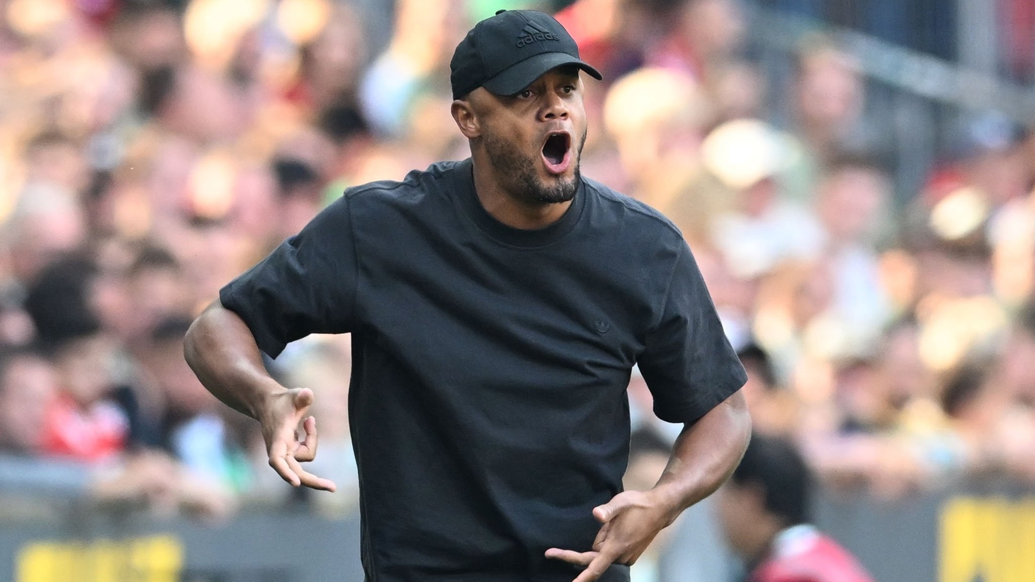 21.09.2024, Bremen: Fußball: Bundesliga, Werder Bremen - Bayern München, 4. Spieltag, wohninvest Weserstadion. Trainer Vincent Kompany von München gestikuliert am Spielfeldrand. Foto: Carmen Jaspersen/dpa - WICHTIGER HINWEIS: Gemäß den Vorgaben der DFL Deutsche Fußball Liga bzw. des DFB Deutscher Fußball-Bund ist es untersagt, in dem Stadion und/oder vom Spiel angefertigte Fotoaufnahmen in Form von Sequenzbildern und/oder videoähnlichen Fotostrecken zu verwerten bzw. verwerten zu lassen. +++ dpa-Bildfunk +++