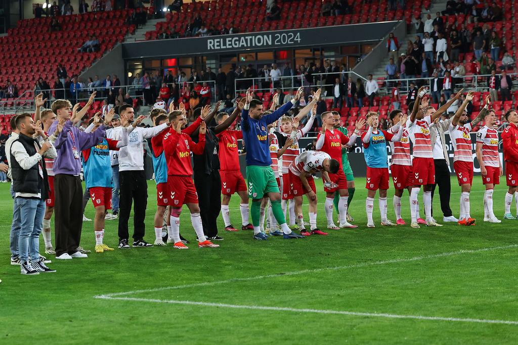 24.05.2024, Bayern, Regensburg: Fußball: 2. Bundesliga - Relegation, Jahn Regensburg - SV Wehen Wiesbaden, Relegation, Hinspiel, Jahnstadion Regensburg. Die Regensburger stehen nach dem Spiel vor ihrer Fankurve. Foto: Daniel Löb/dpa - WICHTIGER HINWEIS: Gemäß den Vorgaben der DFL Deutsche Fußball Liga bzw. des DFB Deutscher Fußball-Bund ist es untersagt, in dem Stadion und/oder vom Spiel angefertigte Fotoaufnahmen in Form von Sequenzbildern und/oder videoähnlichen Fotostrecken zu verwerten bzw. verwerten zu lassen. +++ dpa-Bildfunk +++