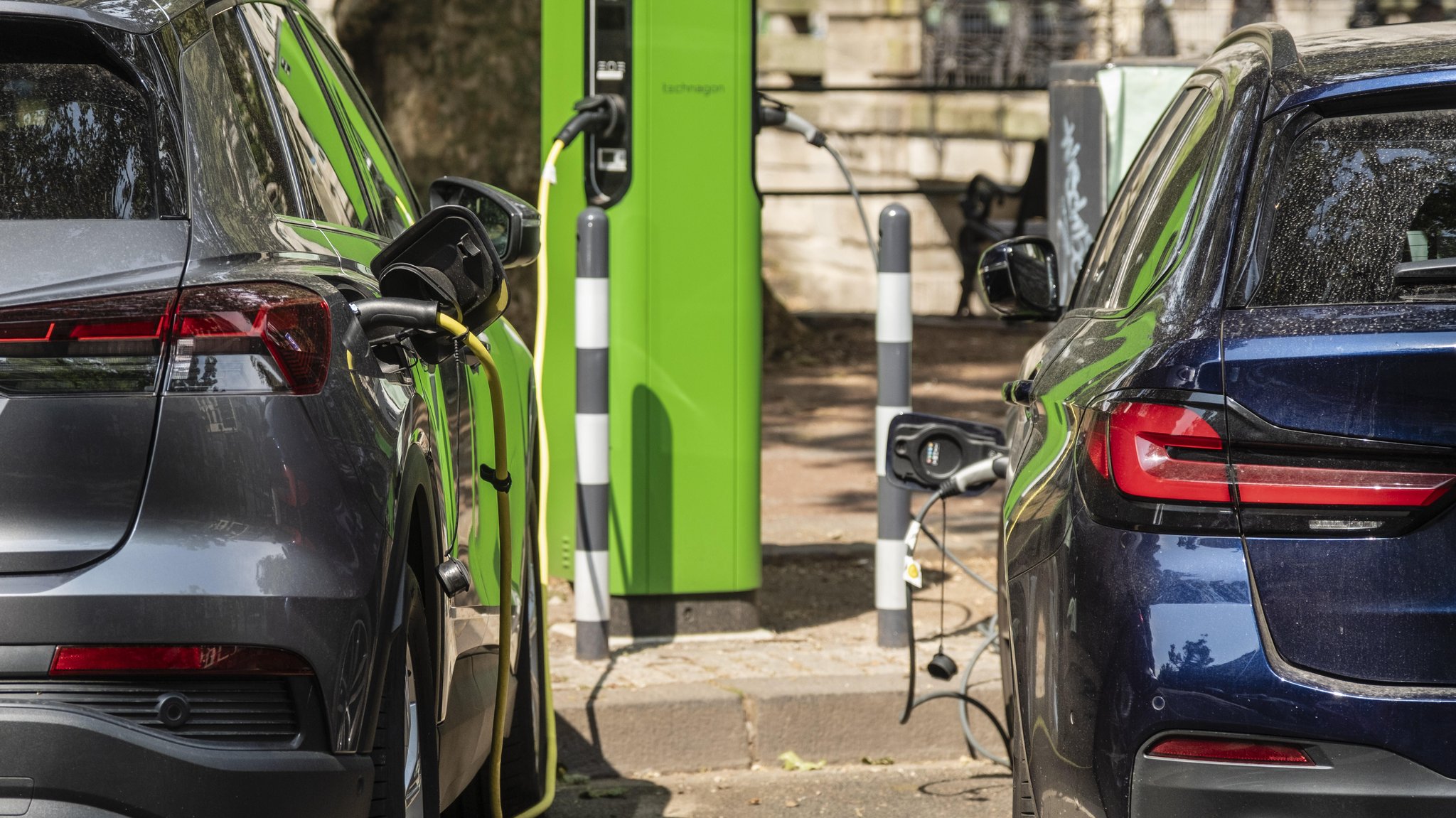 Zwei Autos werden an einer Ladestation | Bild: picture alliance / imageBROKER | Robert Poorten Zwei Autos werden an einer Ladestation
