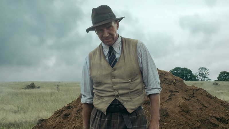 Ralph Fiennes als Archäologe in "Die Ausgrabung" (Filmszene)