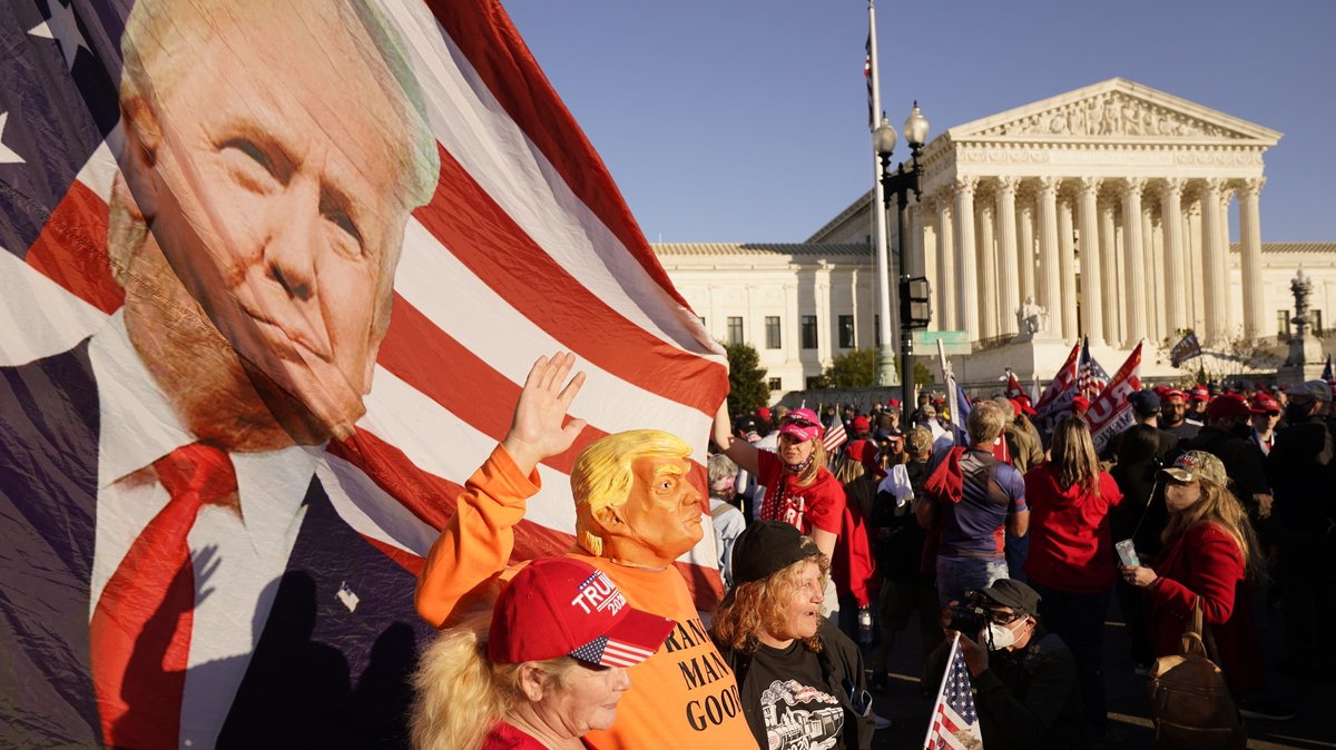 14.11.2020, USA, Washington: Anhänger von US-Präsident Trump stehen während eines Pro-Trump-Marsches vor dem Gebäude des Obersten Gerichtshofs.