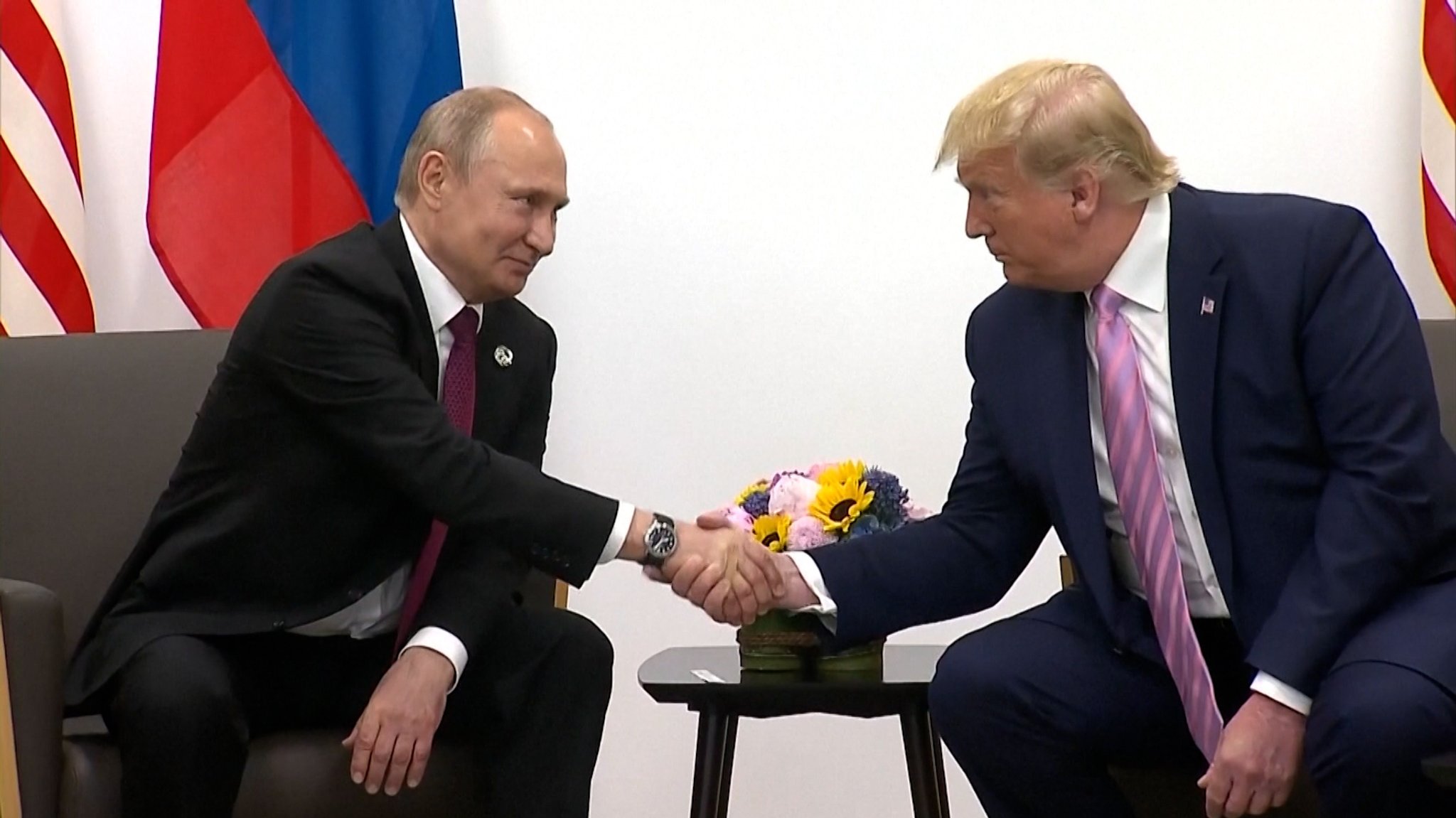 (Archivbild) US-Präsident Trump und Kreml-Chef Putin geben sich die Hand