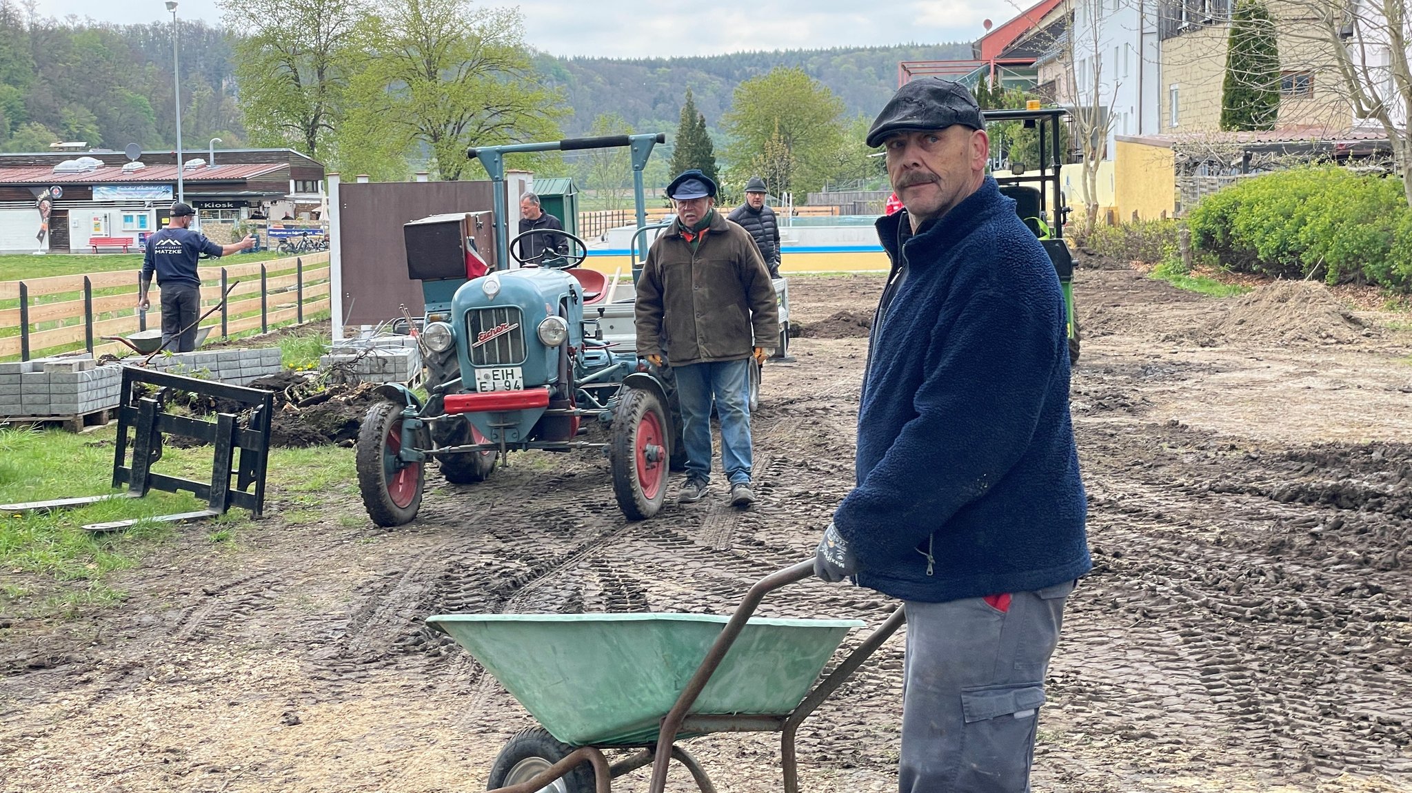 Viel Arbeit vor der Eröffnung des Schutterbads in Wellheim: Tausende von Ehrenamtsstunden stecken die Vereinsmitglieder in die Renovierung.