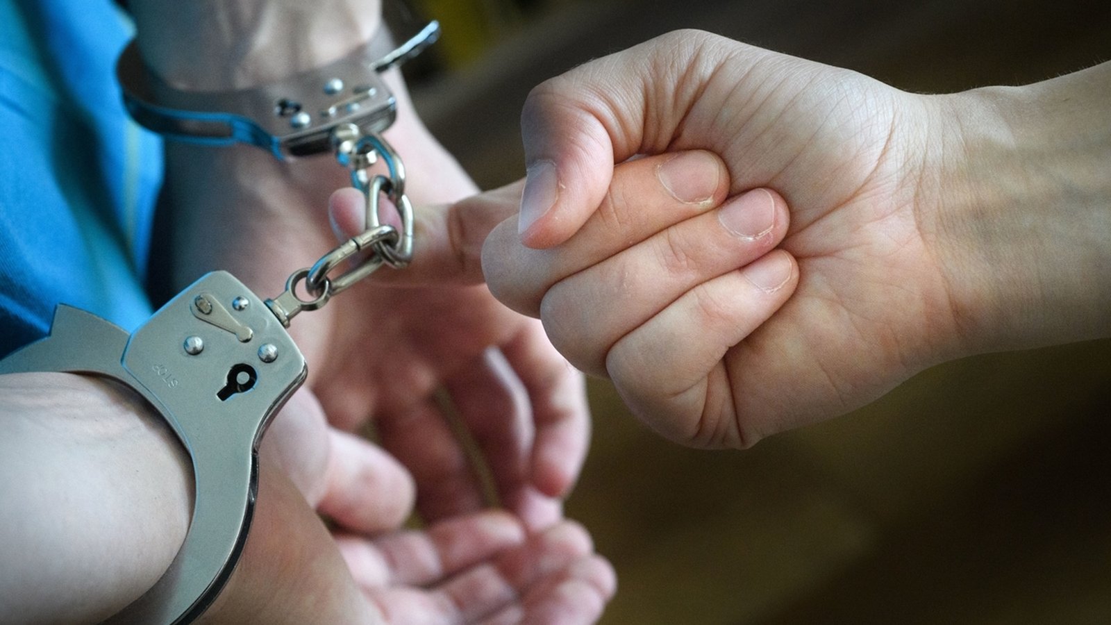 Symbolbild: Ein Häftling in Handschellen wird von einem Wachmann weggeführt | Bild: pa/dpa/Hans-Jürgen Wiedl Symbolbild: Ein Häftling in Handschellen wird von einem Wachmann weggeführt