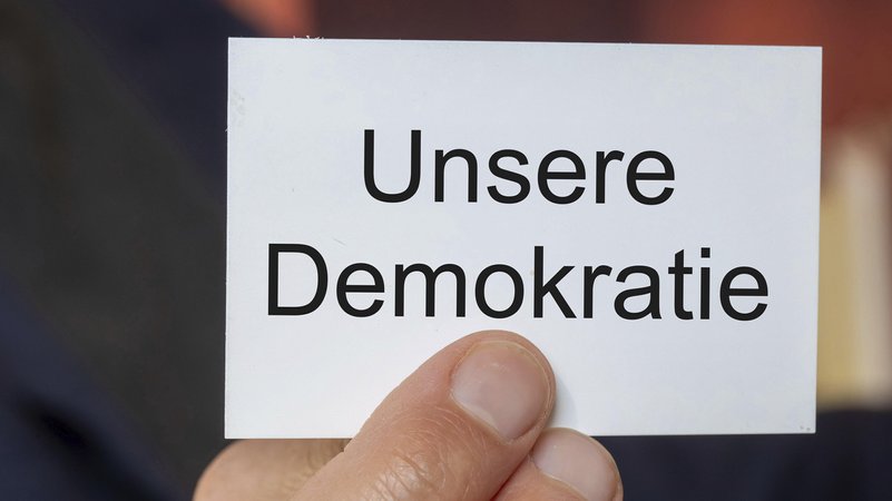 (Symbolbild) Visitenkarte mit Text UNSERE DEMOKRATIE | Bild: picture alliance / imageBROKER | Udo Herrmann (Symbolbild) Visitenkarte mit Text UNSERE DEMOKRATIE