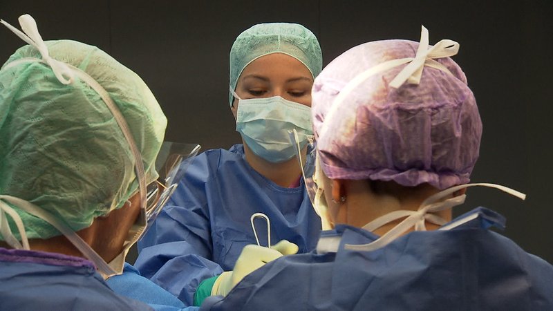 Medizinisches Fachpersonal bei einer Operation