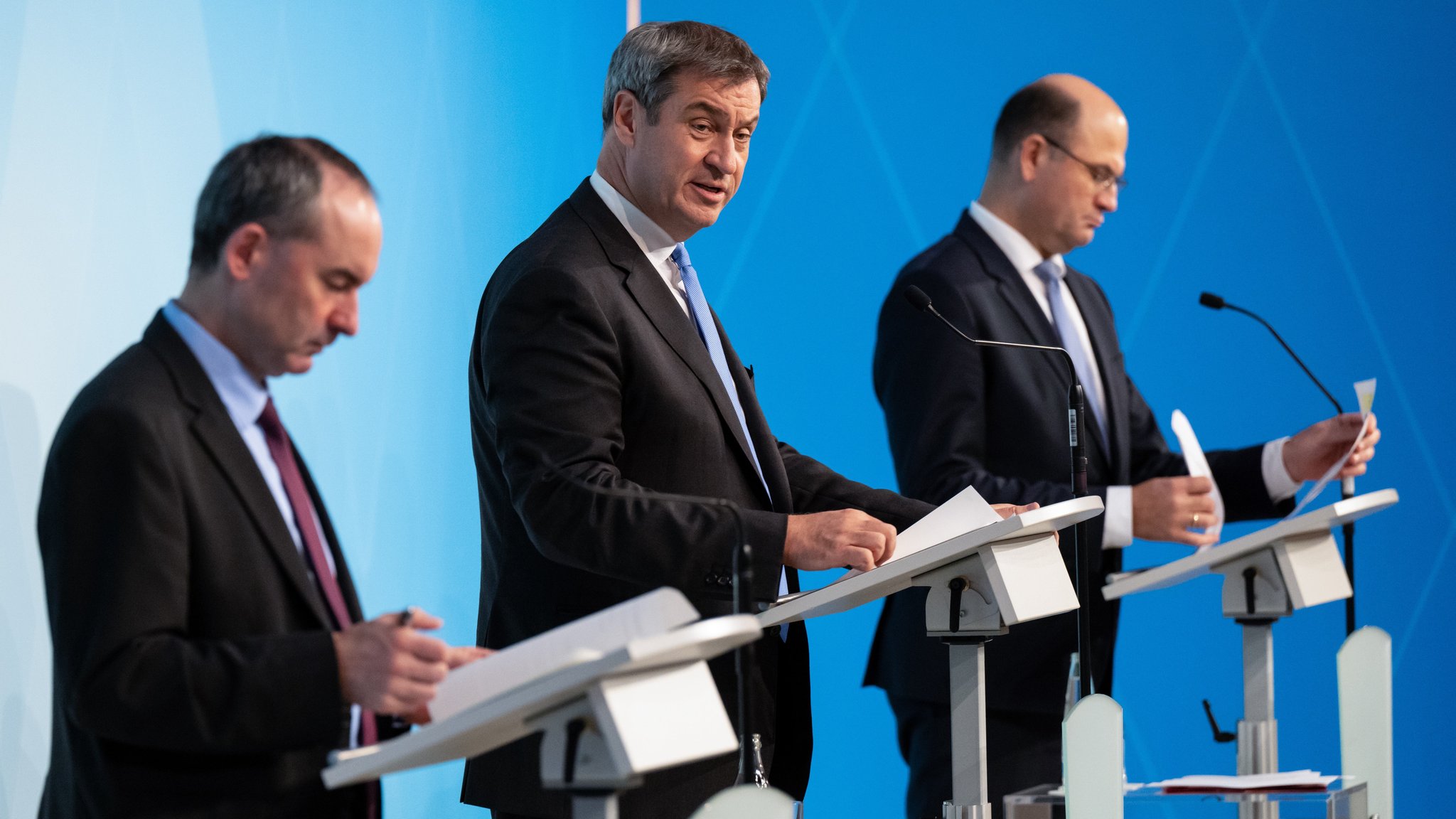 Hubert Aiwanger (l-r, Freie Wähler), Wirtschaftsminister von Bayern, Markus Söder (CSU), Ministerpräsident von Bayern, und Albert Füracker (CSU), Finanzminister von Bayern, nehmen nach der Klausurtagung des Ministerrats an einer Pressekonferenz teil.