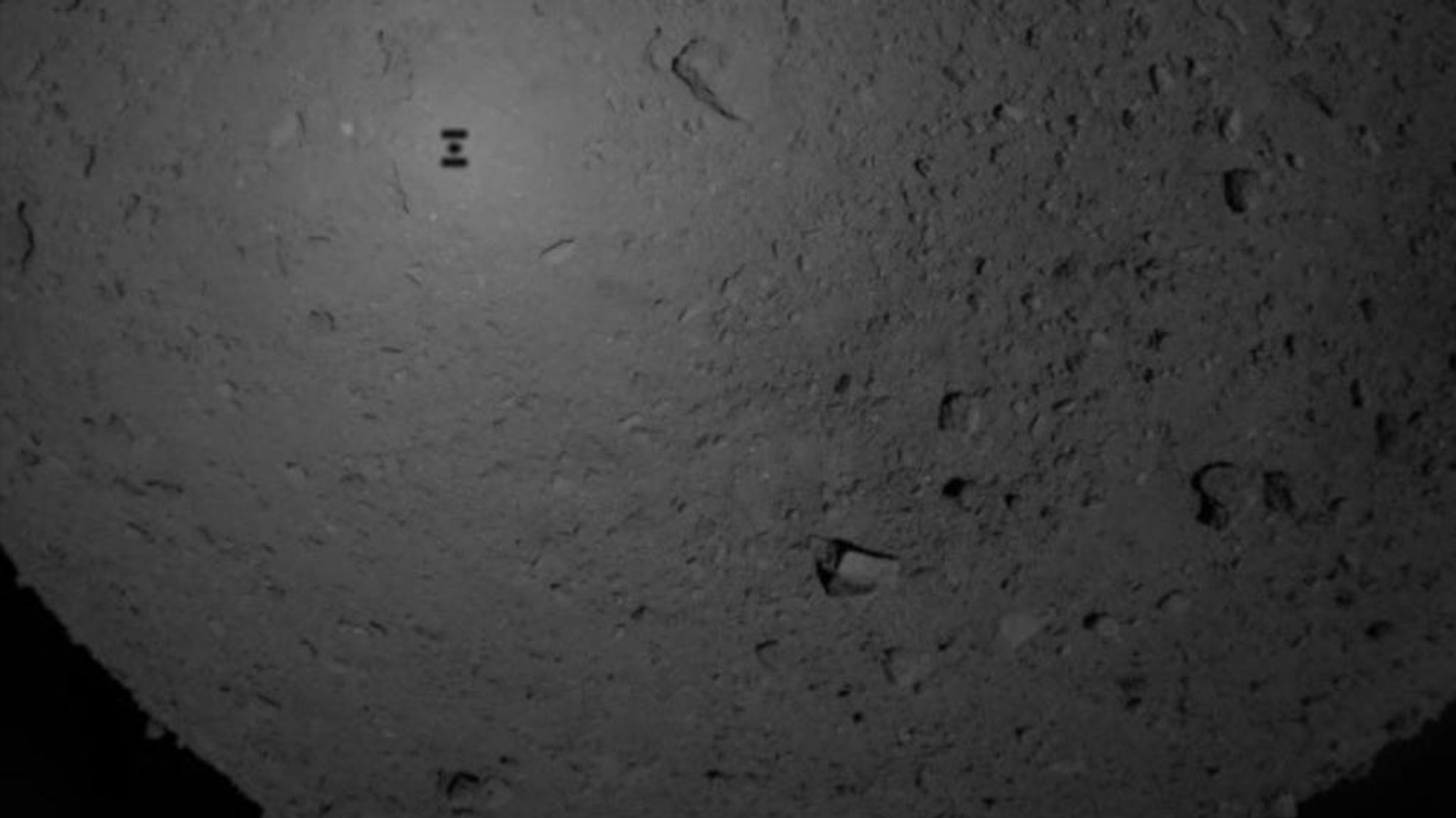 Aufnahme des Schattens der Sonde "Hayabusa-2" auf der porösen Oberfläche des Asteroiden Ryugu