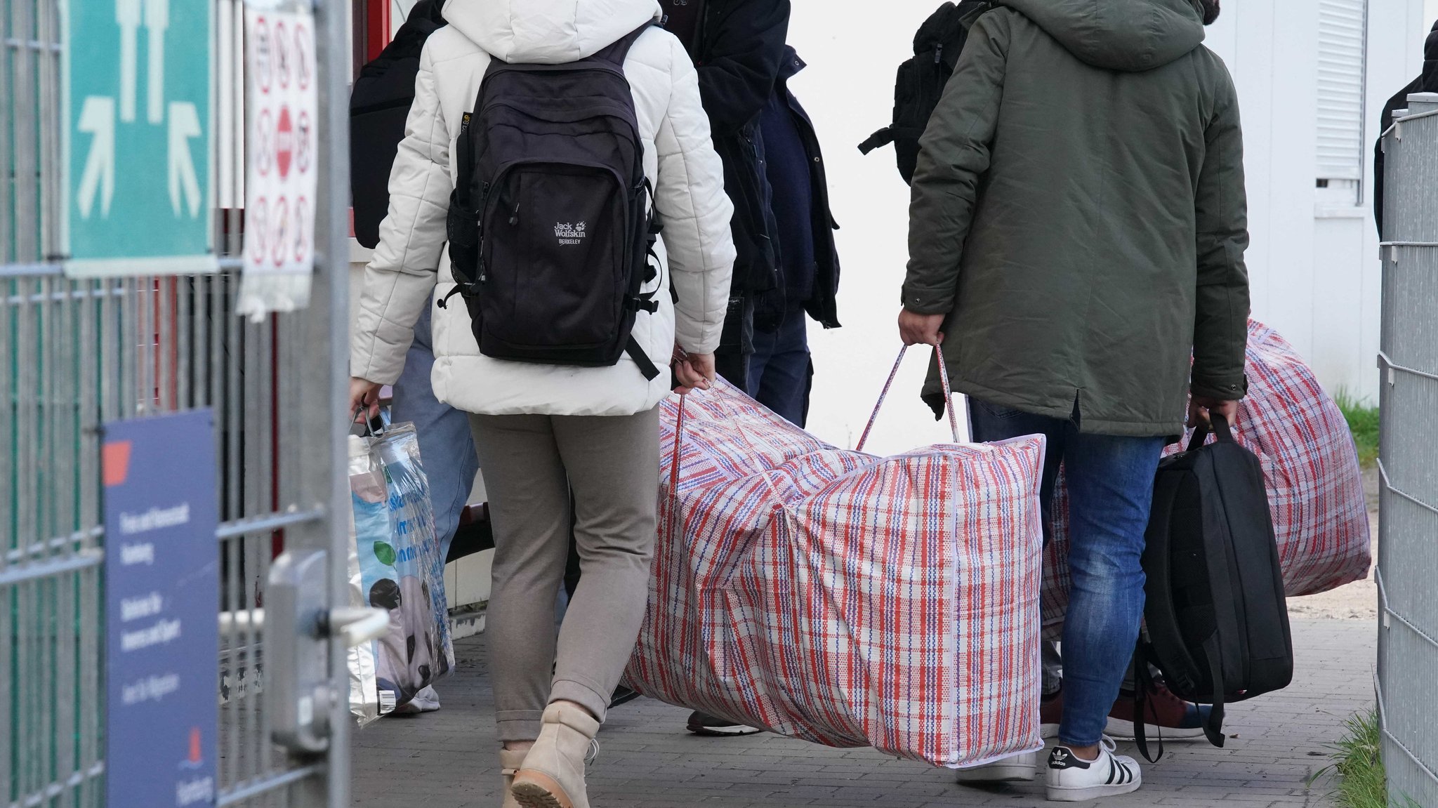 ARCHIV - 17.10.2023, Hamburg: Flüchtlinge aus Syrien kommen mit ihrem Gepäck in einer Erstaufnahmeeinrichtung im Stadtteil Niendorf an. (zu dpa: «EU-Kommission empfiehlt derzeit keine Rückkehr nach Syrien») Foto: Marcus Brandt/dpa +++ dpa-Bildfunk +++