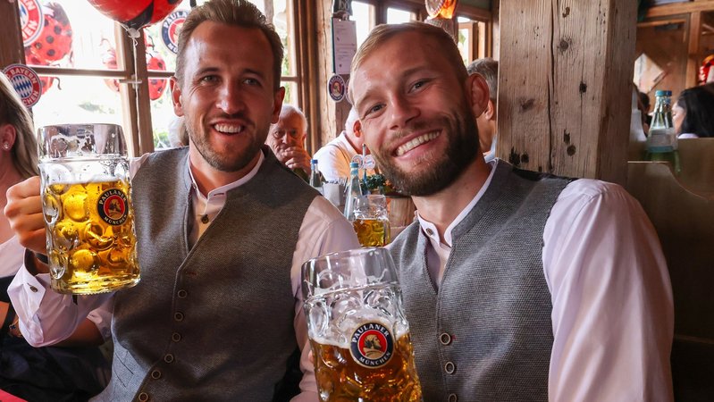 Der FC Bayern auf der Wiesn | Bild: dpa-Bildfunk/Alexandra Beier Der FC Bayern auf der Wiesn