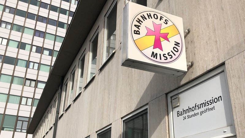 Die Bahnhofsmission in Würzburg ist eine von insgesamt zwölf Anlaufstellen an Bayerns Bahnhöfen. | Bild: BR/Valerie Schmidt Die Bahnhofsmission in Würzburg ist eine von insgesamt zwölf Anlaufstellen an Bayerns Bahnhöfen.